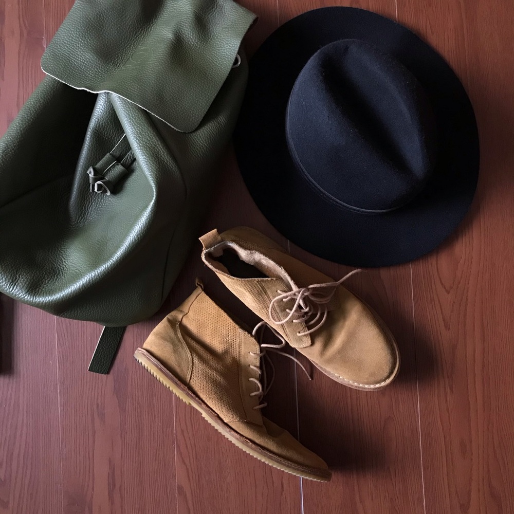 Camel-coloured split suede desert boots